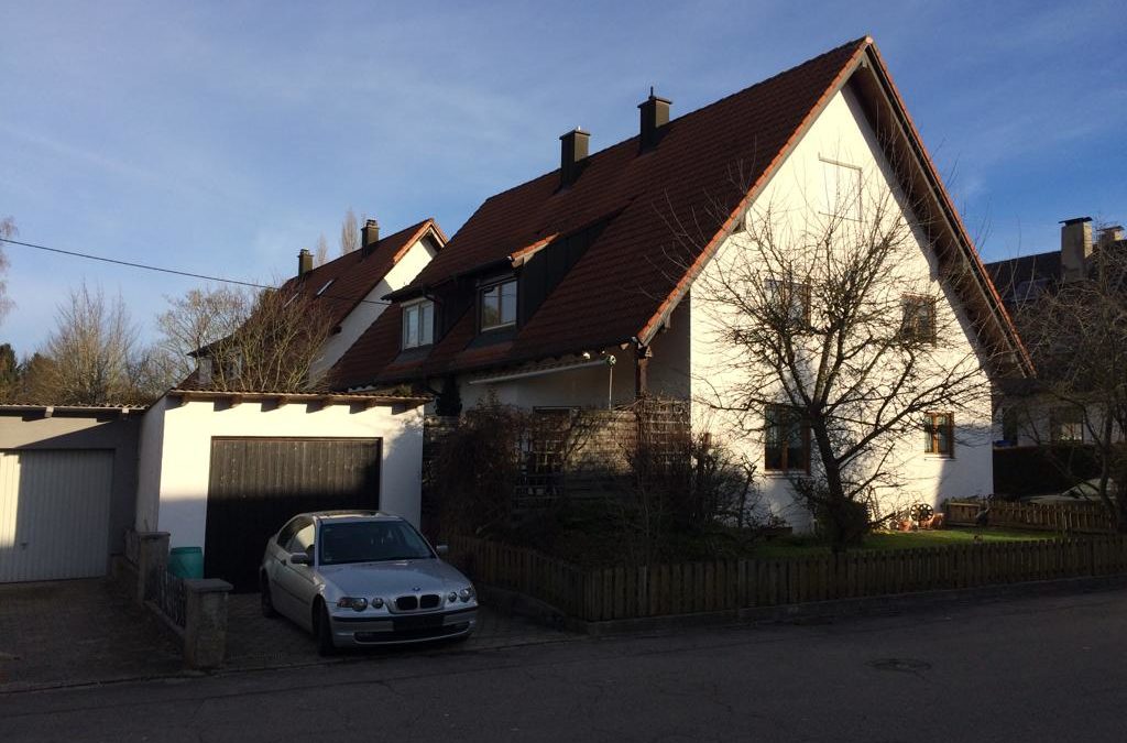 EXTRAVAGANTE DOPPELHAUSHÄLFTE MIT GROßEM GARTENGRUNDSTÜCK UND GARAGE IN UNVERBAUBARER ORTSRANDLAGE – BUXHEIM